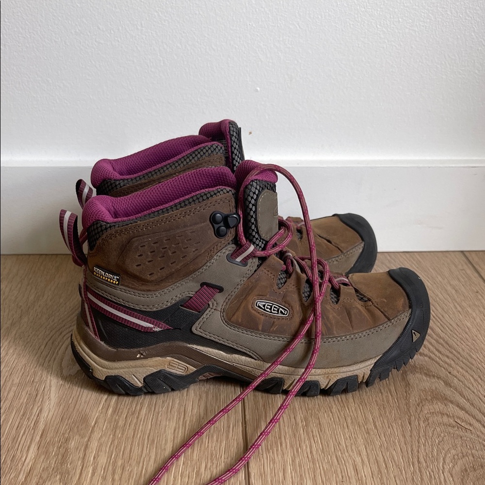 KEEN Women's Brown and Burgundy Boots